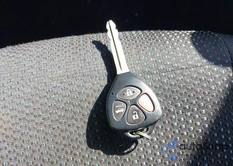 2010 Toyota Corolla S z USA, uszkodzony, nr VIN 2T1BU4EE2AC328813